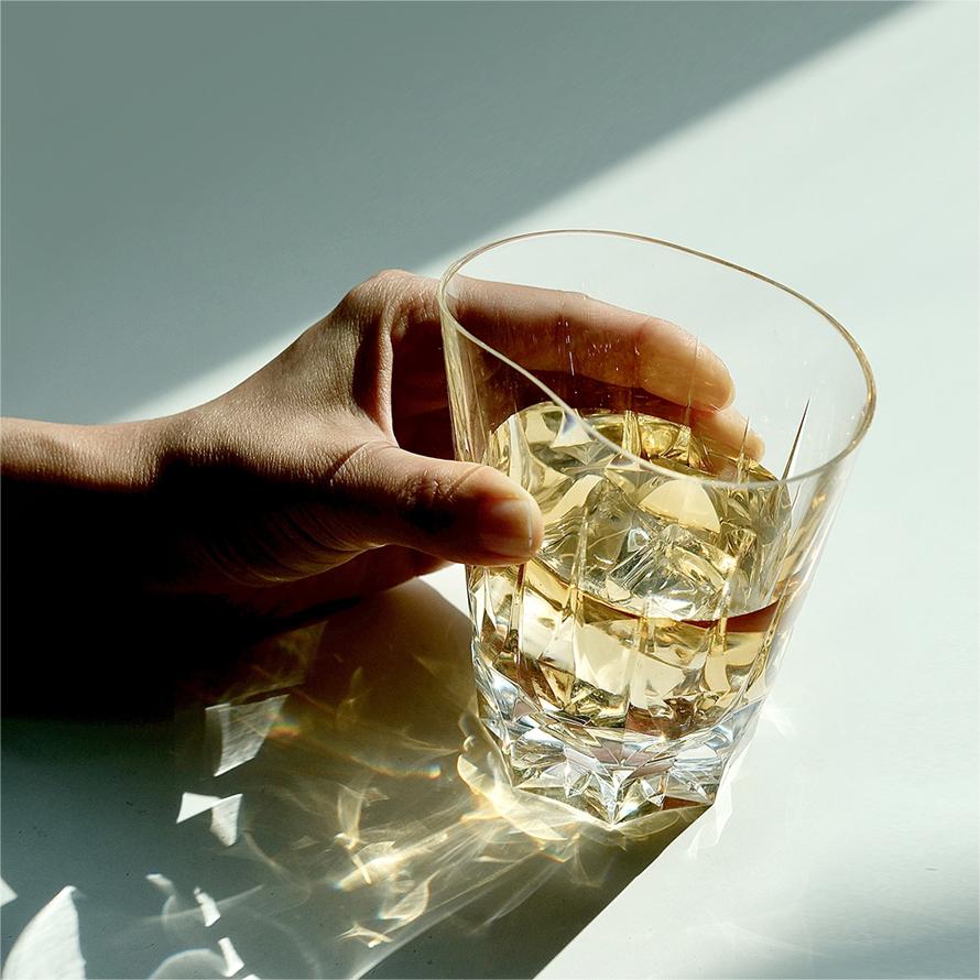 Classic NOVAZ flexible crystal glass serving whiskey on the rocks